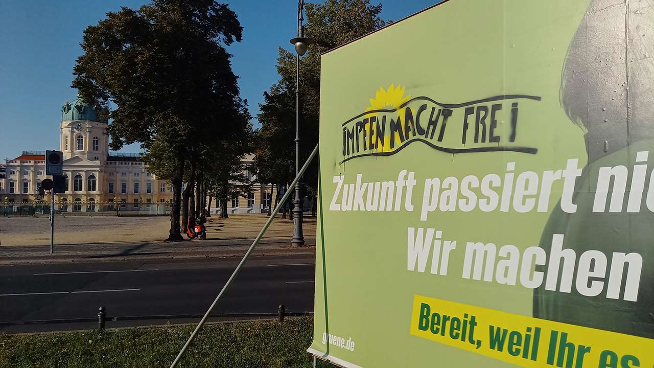 Abbildung 3: Schoa-bagatellisierendes Stencil auf einem Wahlplakat der Grünen, 9. September 2021, Berlin-Charlottenburg Quelle: Meldung RIAS Berlin